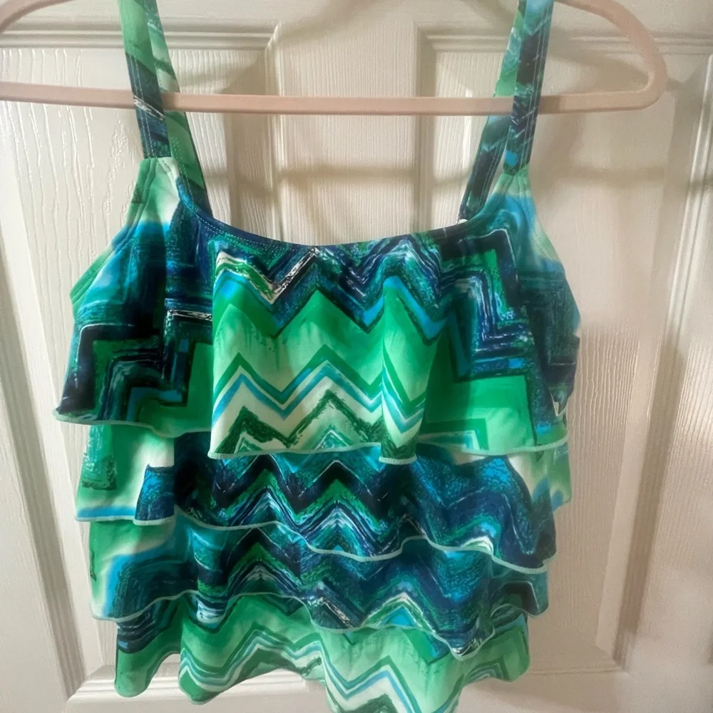 Ceeb swim top ruffle NWOT size 10‎